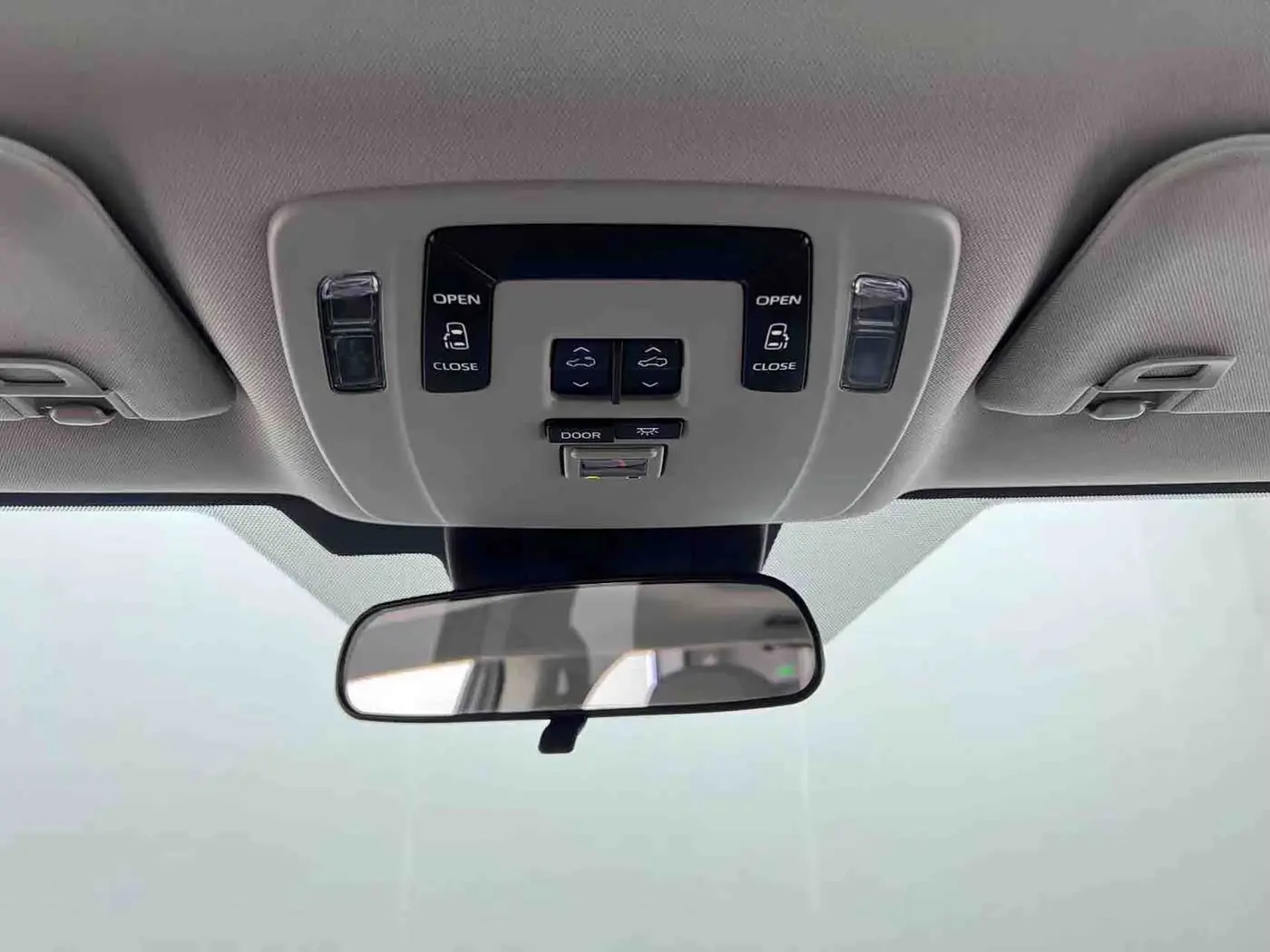 Toyota Sienna 2023 — Photo 19/20