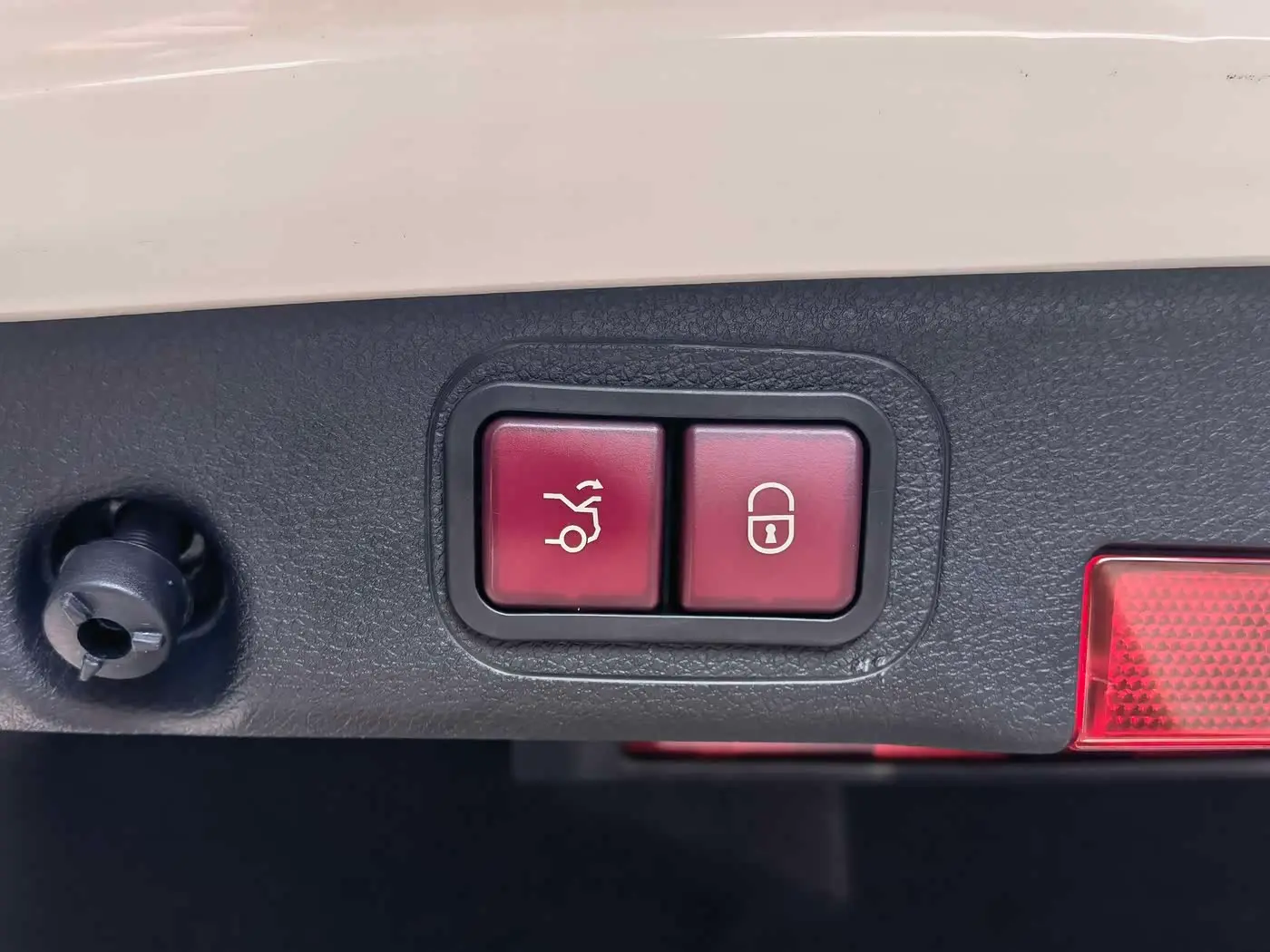 Mercedes-Benz E-Class 2022 — Photo 15/18
