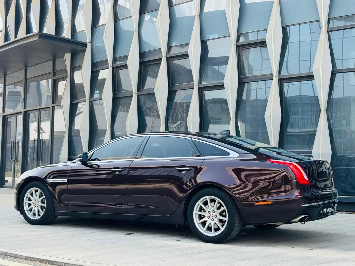 Jaguar XJ 2018 — Şəkil 18/20