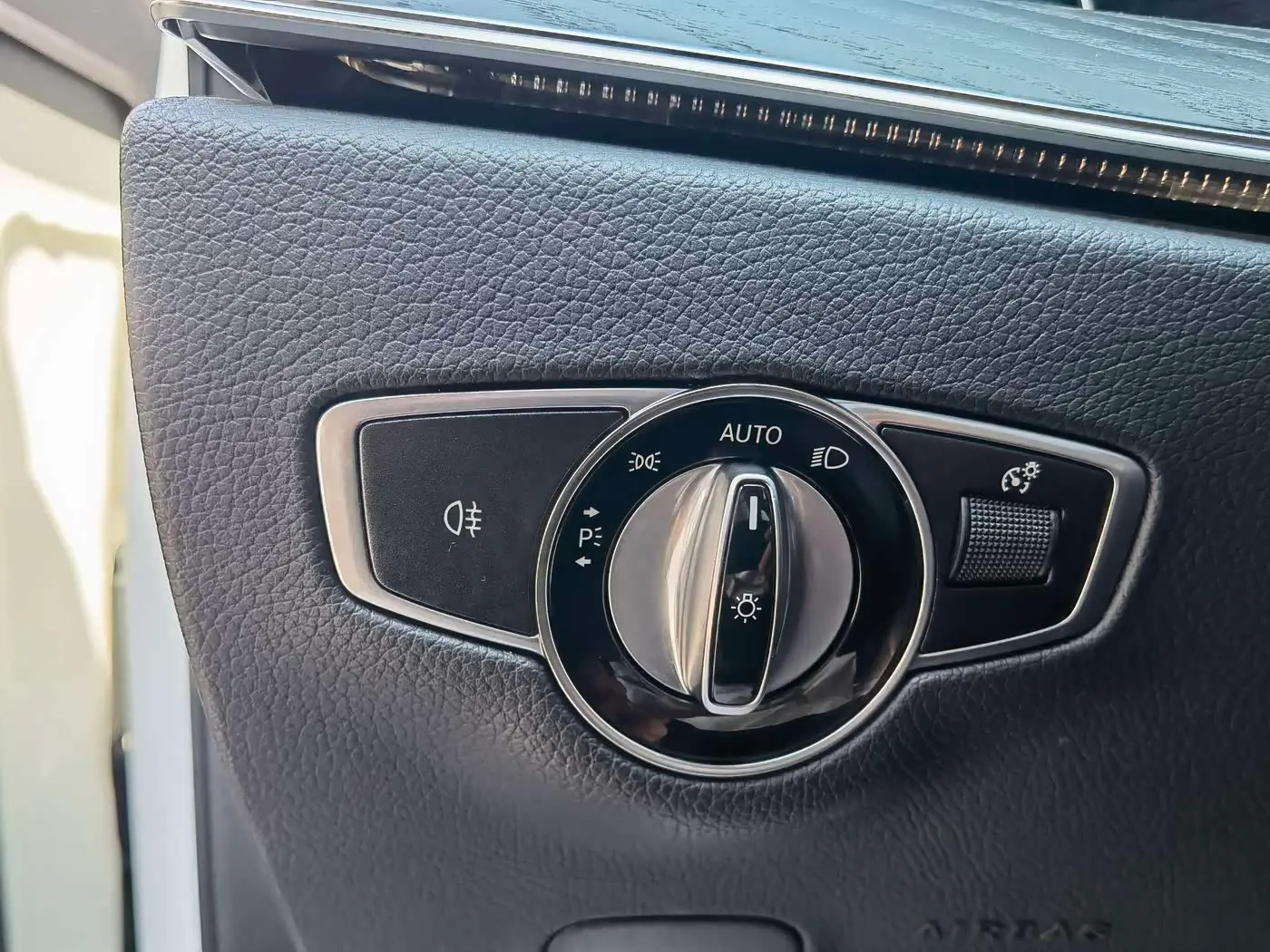 Mercedes-Benz E-Class 2022 — Photo 13/18
