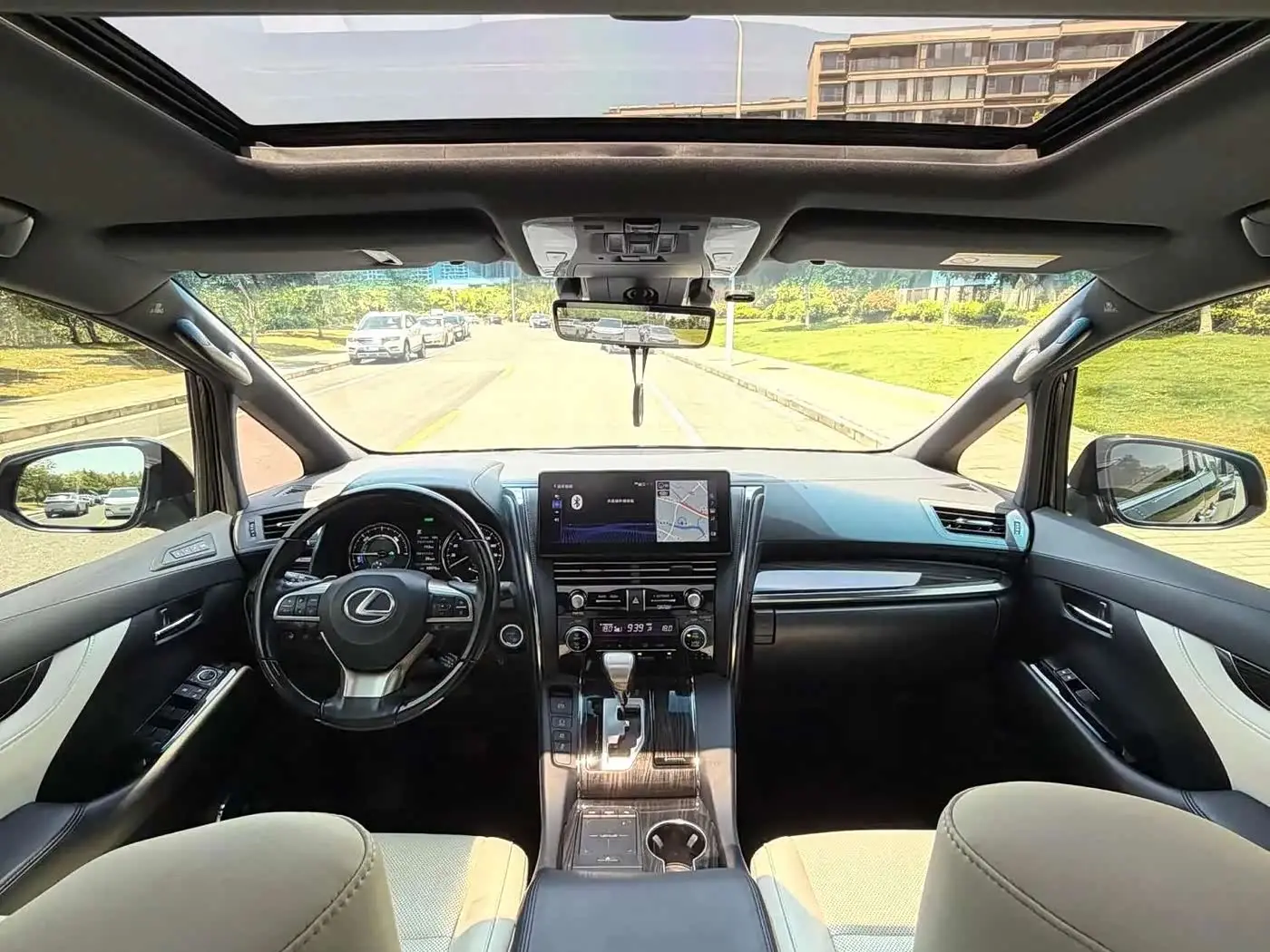 Lexus LM 2022 — Photo 14/15