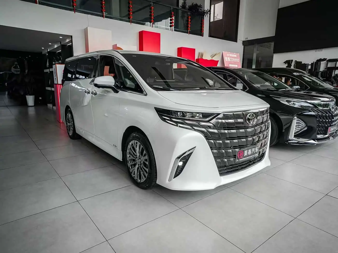 Toyota Alphard 2026 — Фото 2/10
