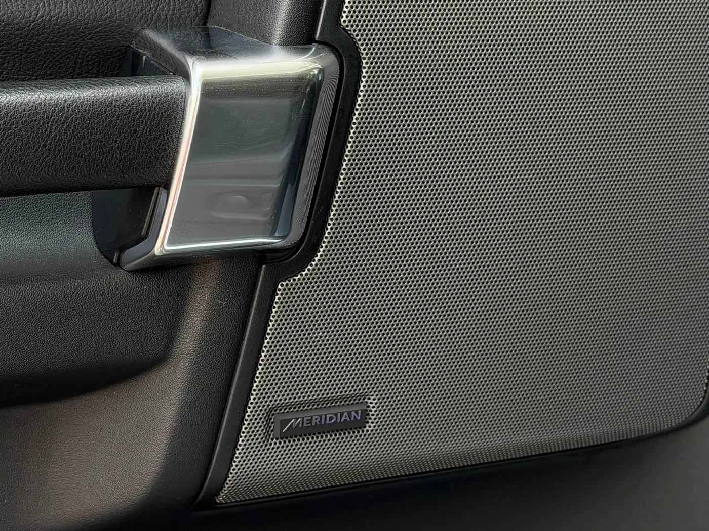 Land Rover Discovery 2016 — Photo 13/14