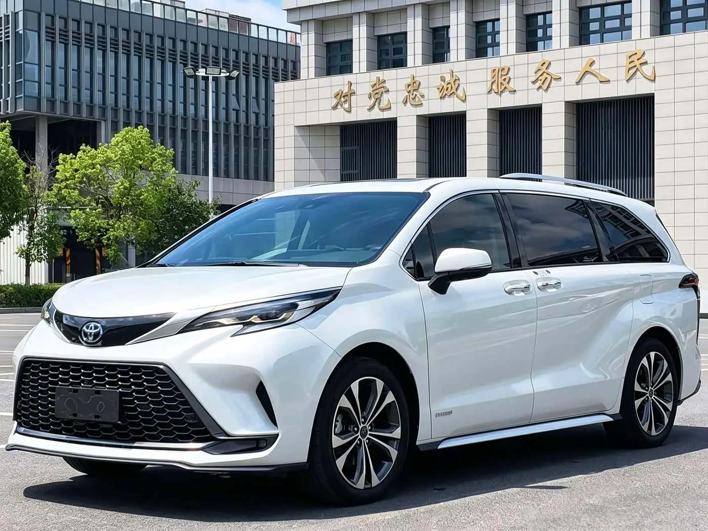 Toyota Granvia 2023 — Photo 1/10