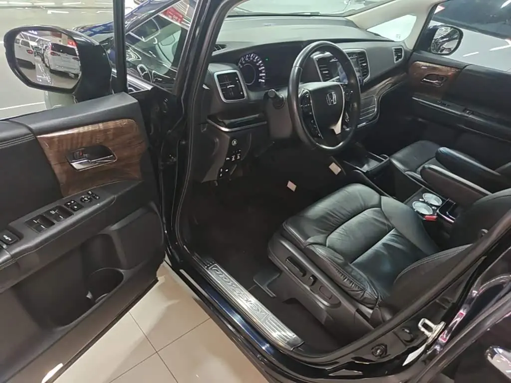 Honda Odyssey 2016 — ფოტო 16/20