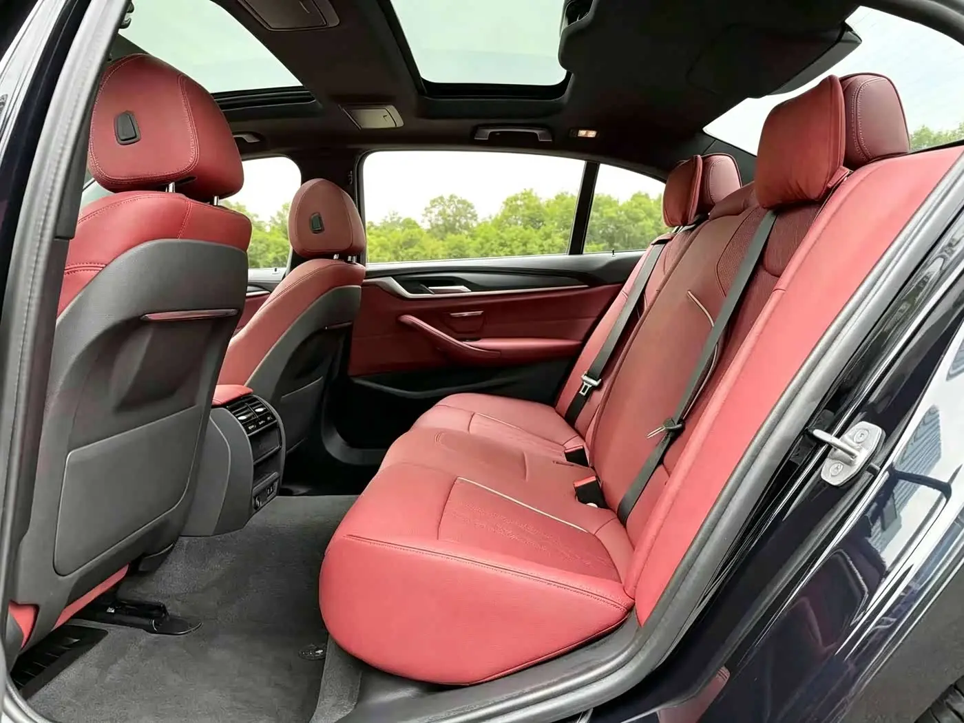 BMW 5 Series New Energy 2021 — Photo 13/14