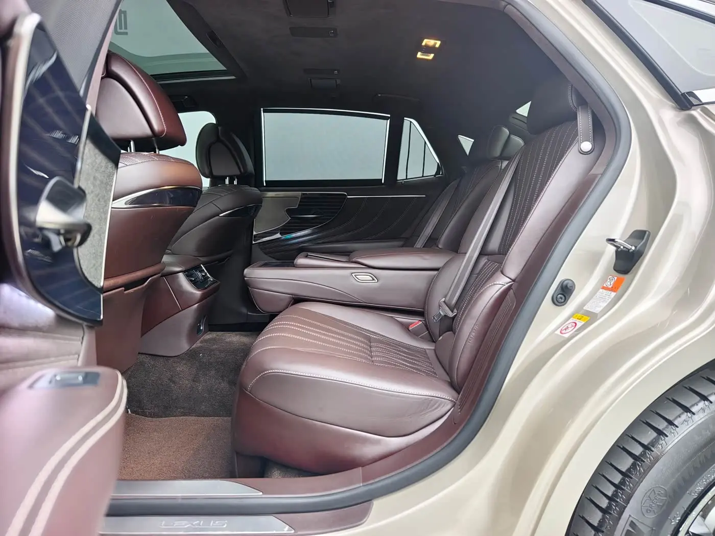 Lexus LS 2018 — Photo 8/11