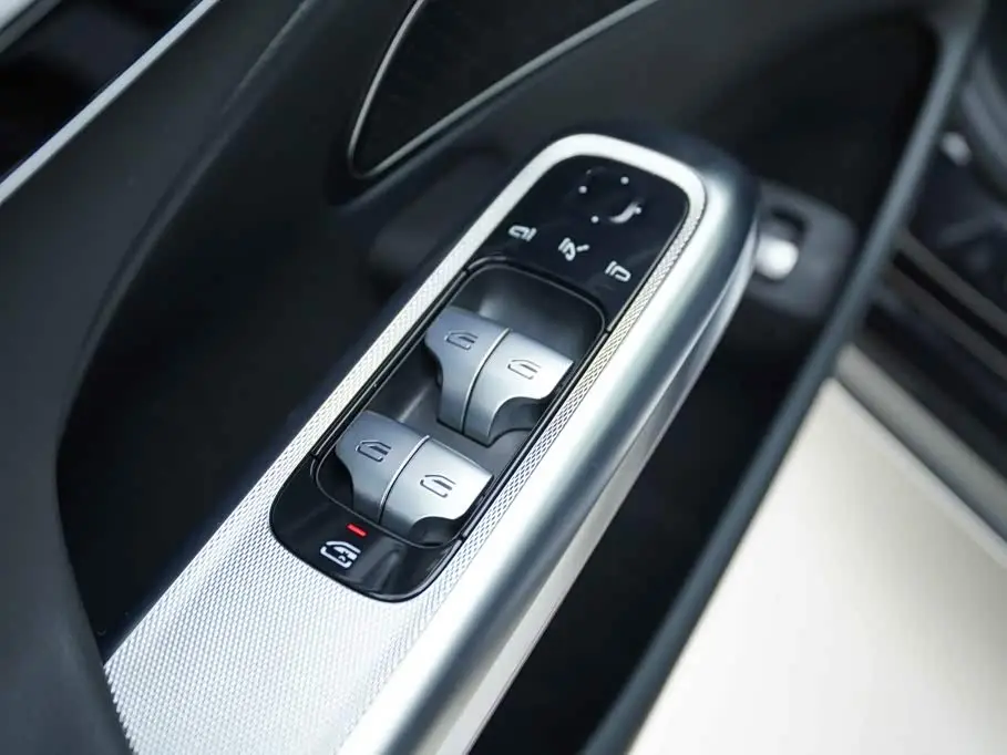 Mercedes-Benz E-Class 2024 — Photo 9/19