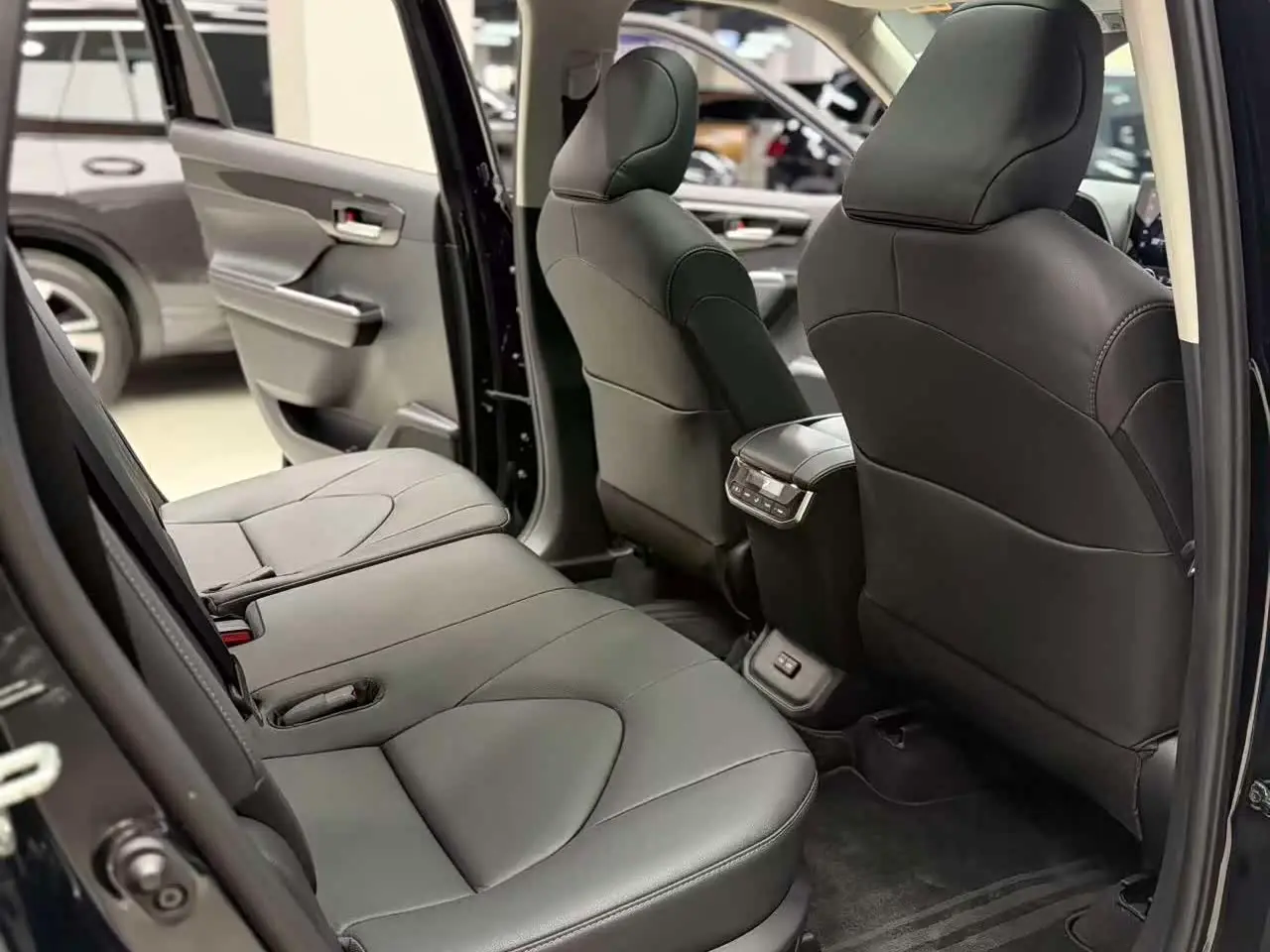 Toyota Highlander 2023 — Photo 10/13