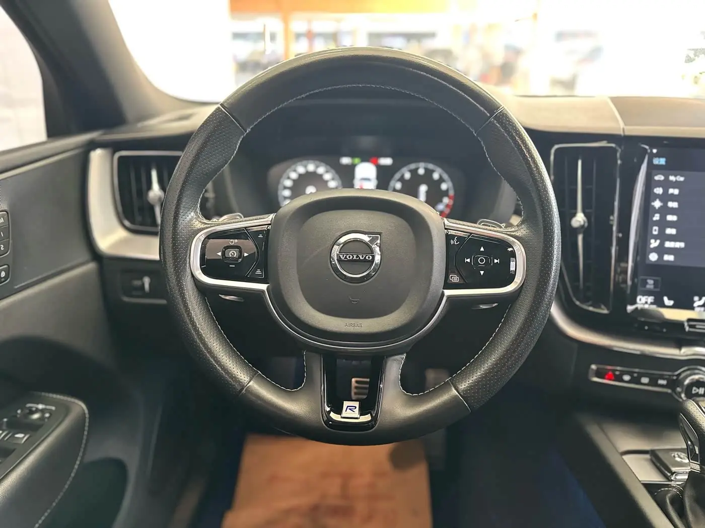 Volvo XC60 2018 — Фото 6/17