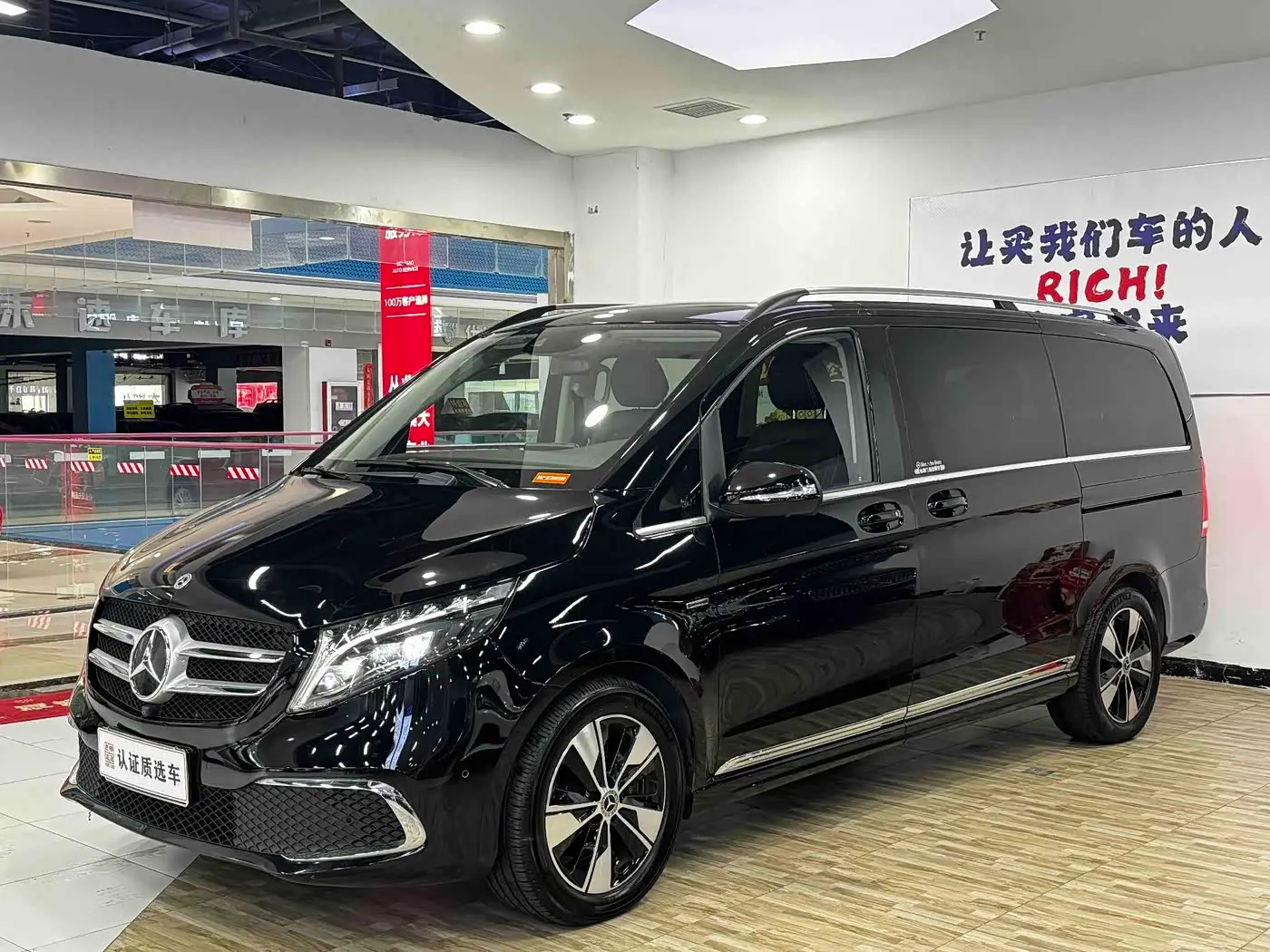 Mercedes-Benz V-Class 2023 — Фото 2/20