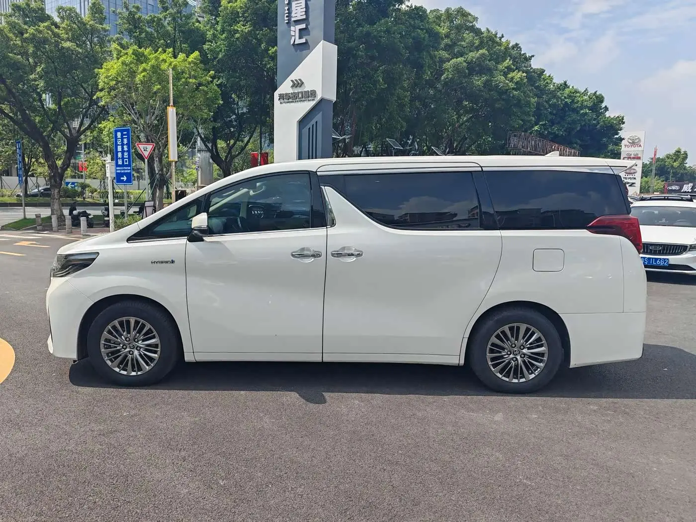 Toyota Alphard 2022 — Photo 11/17