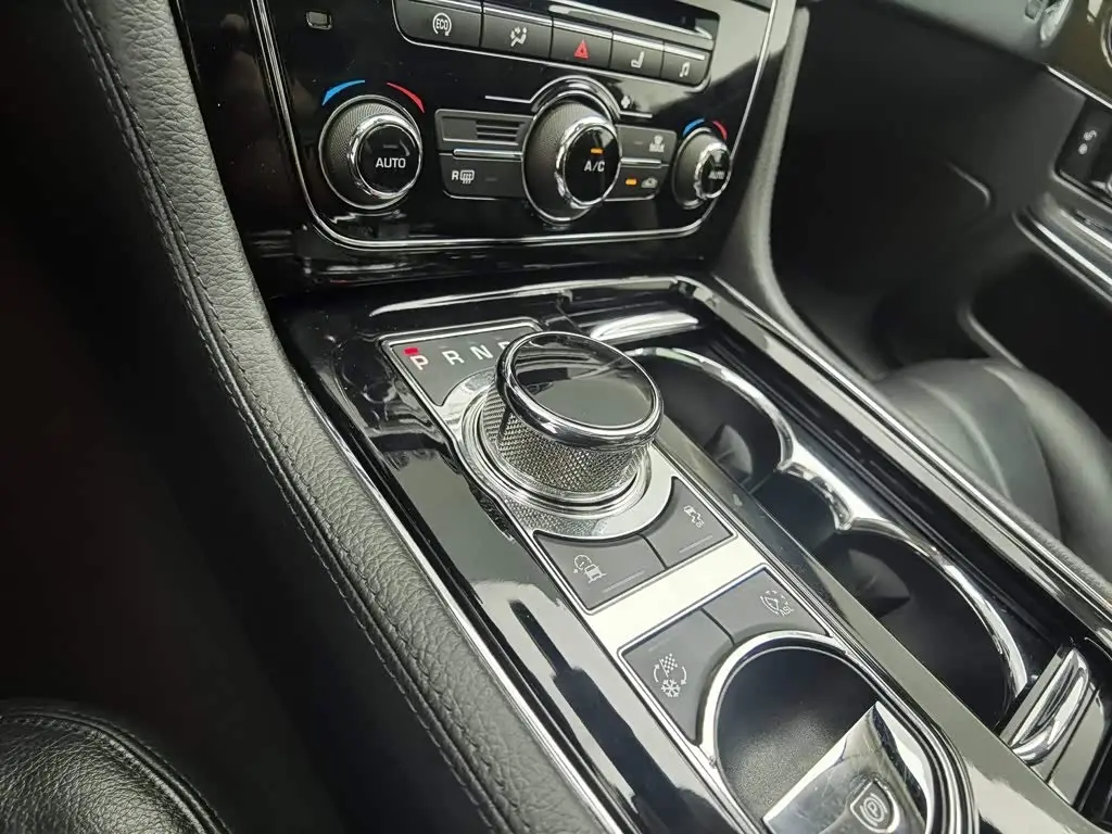 Jaguar XJ 2019 — Photo 13/20