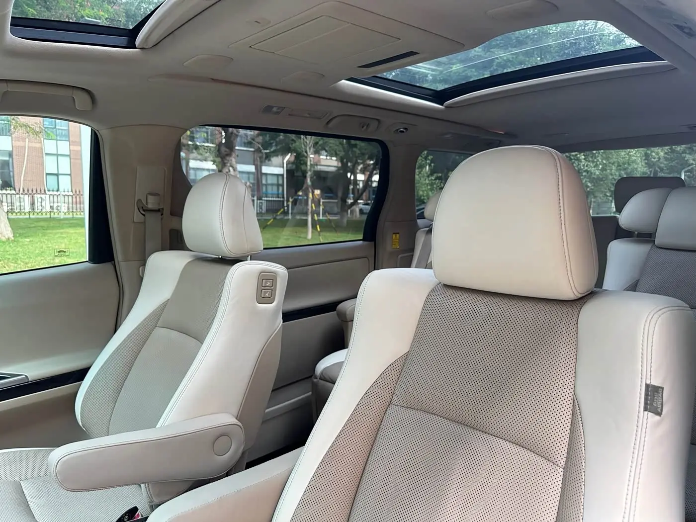 Toyota Alphard 2014 — Photo 15/20