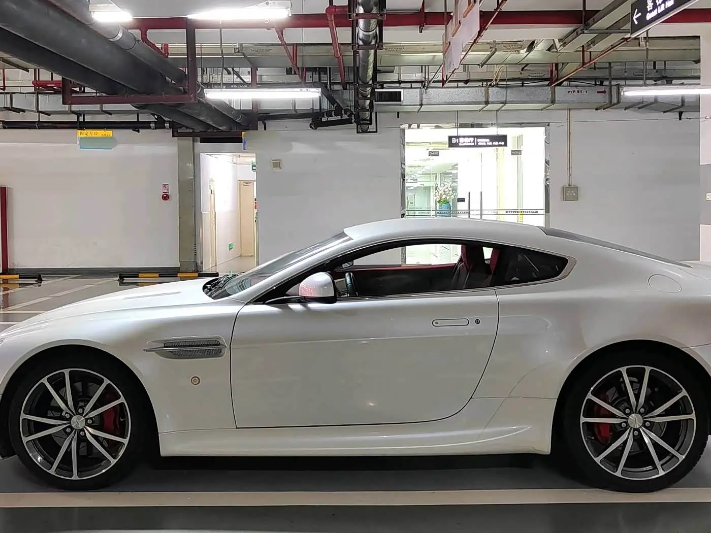 Aston Martin V8 Vantage 2013 — Фото 2/7