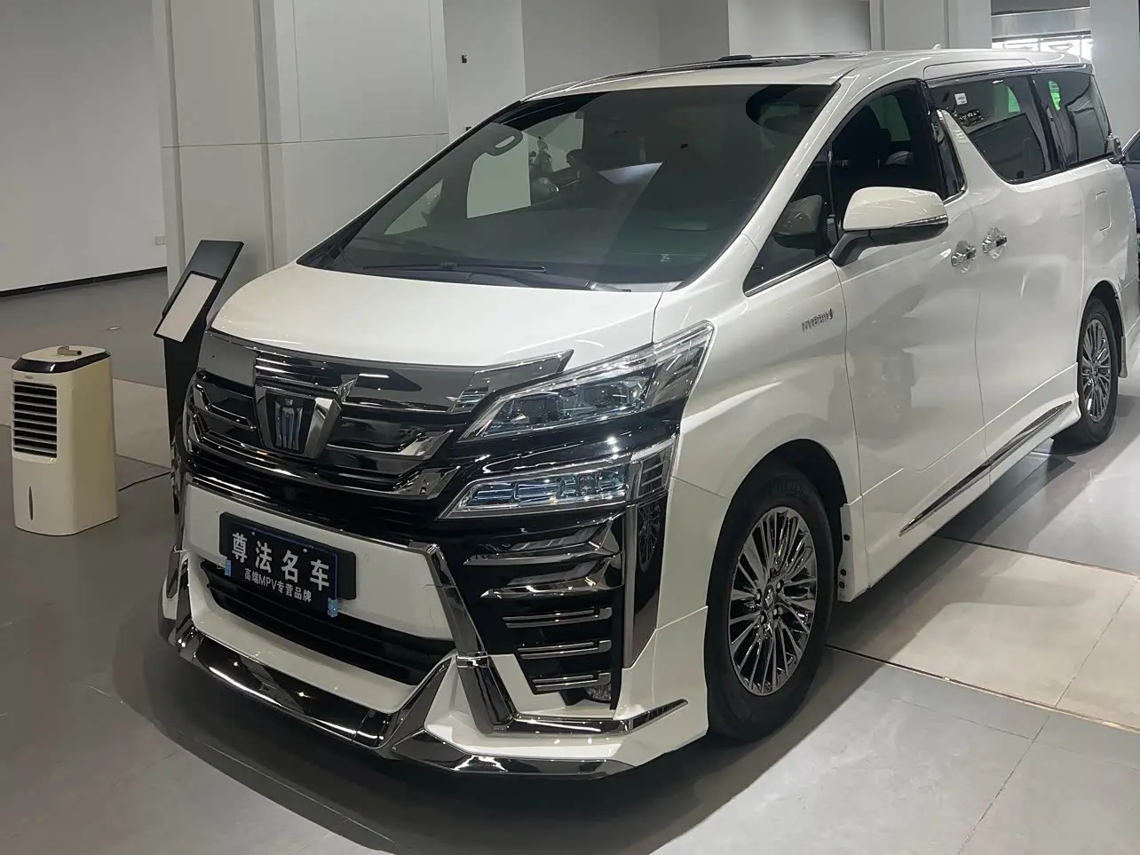 Toyota Vellfire 2022 — Photo 1/5