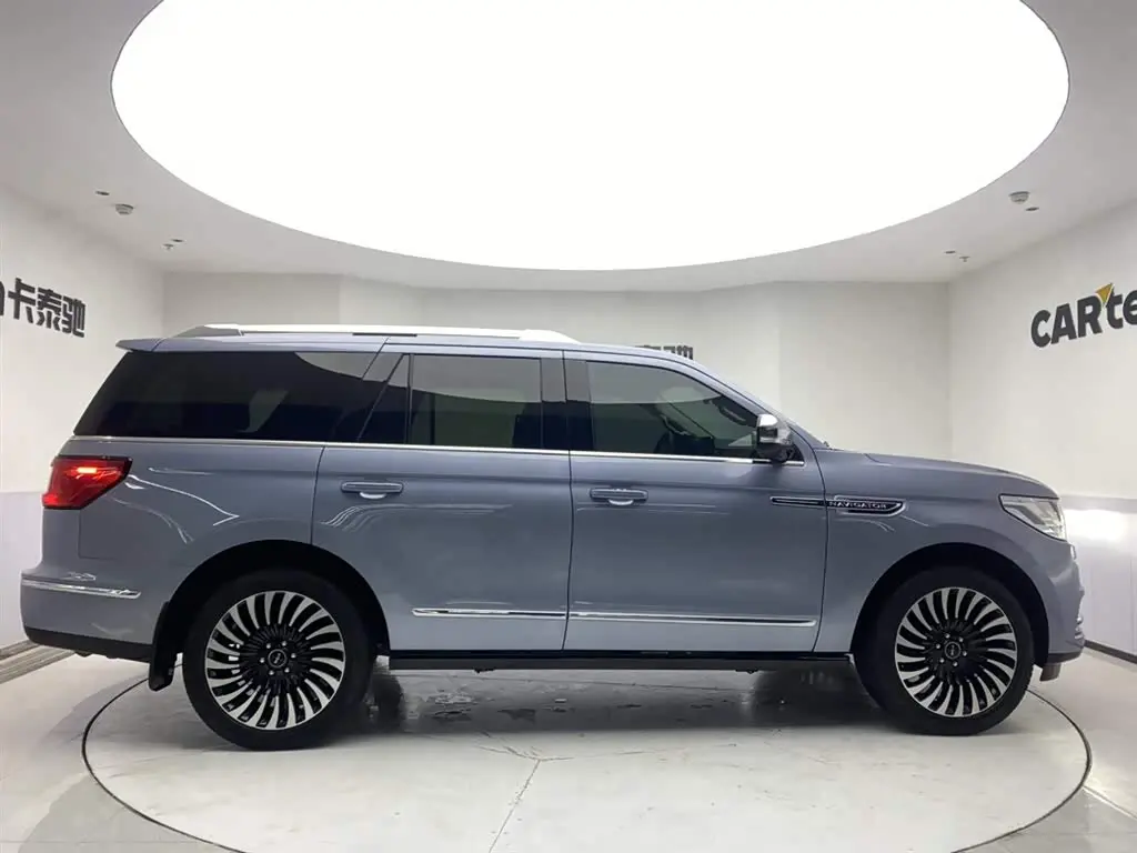 Lincoln Navigator 2023 — Şəkil 4/20