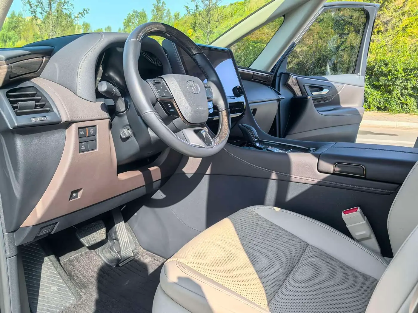Toyota Alphard 2023 — Фото 10/20