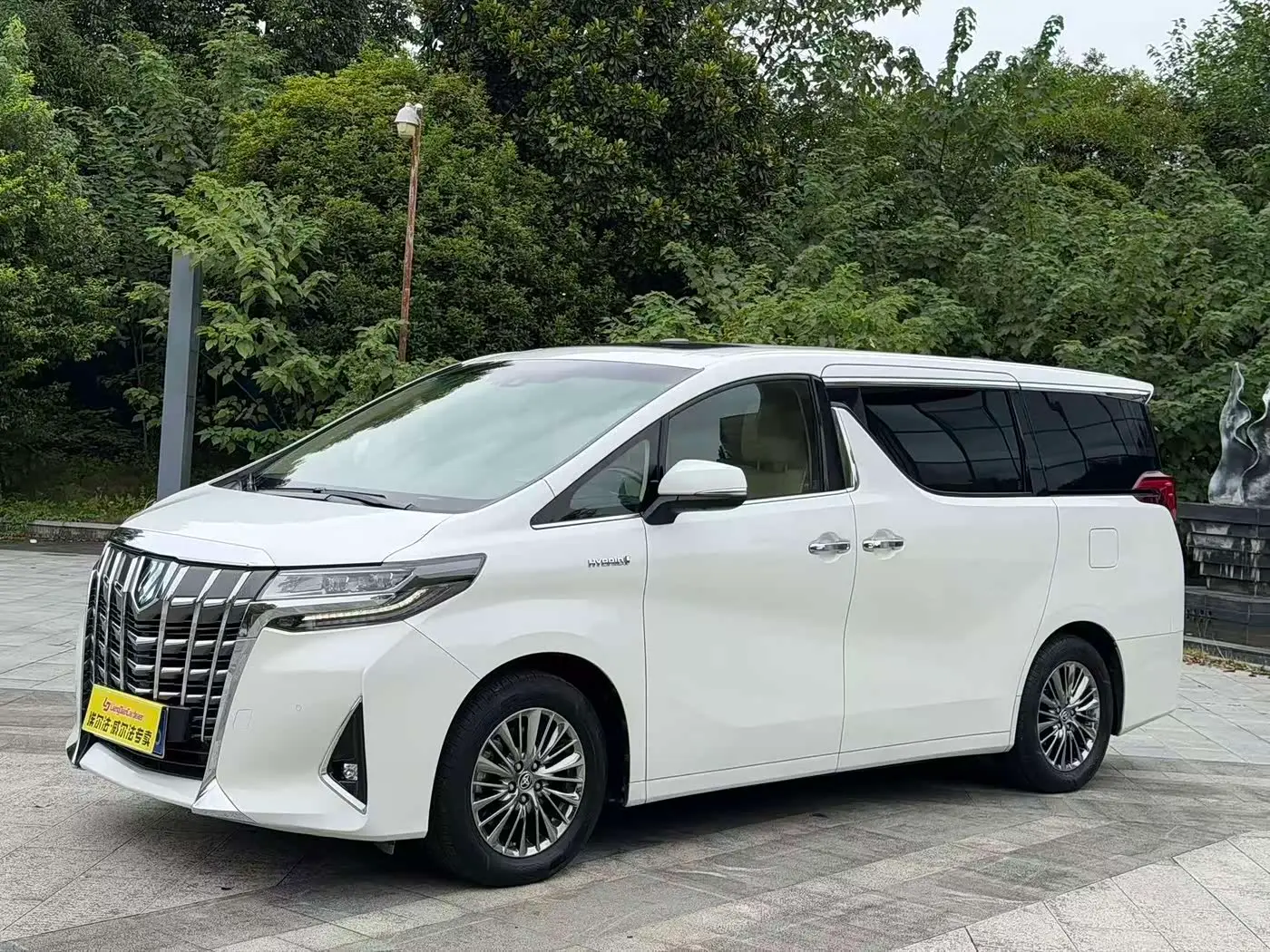 Toyota Alphard 2020 — Photo 1/12