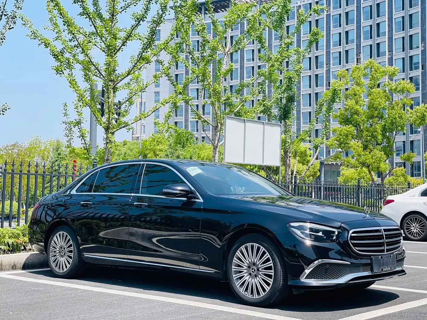 Mercedes-Benz E-Class 2022 — Фото 3/12