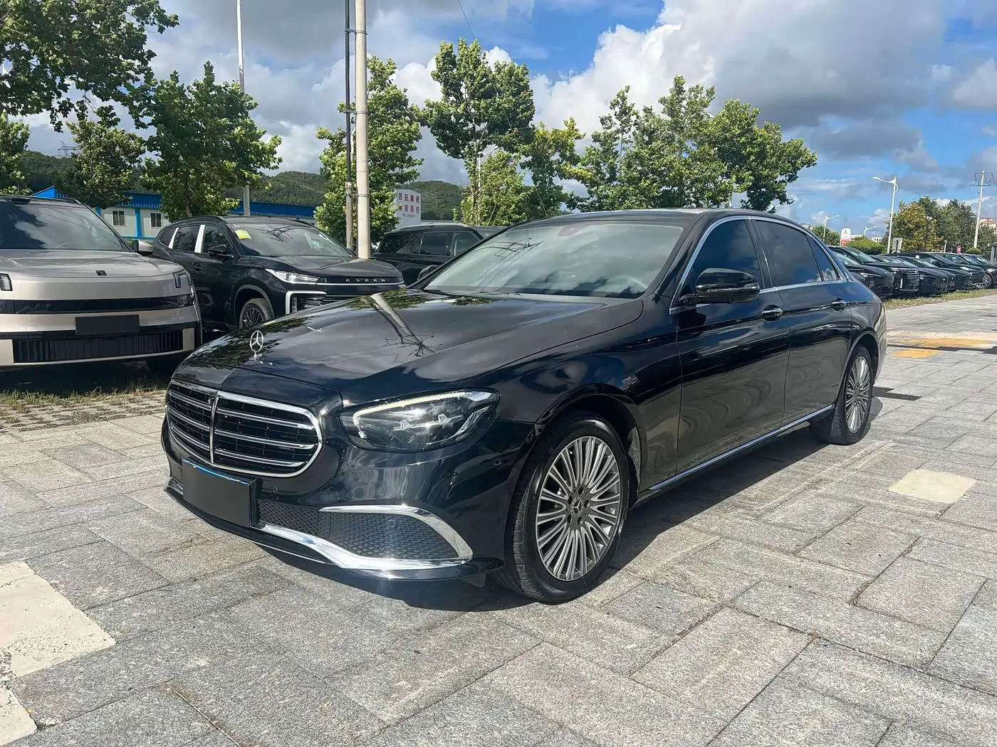 Mercedes-Benz E-Class 2021 — Photo 1/8