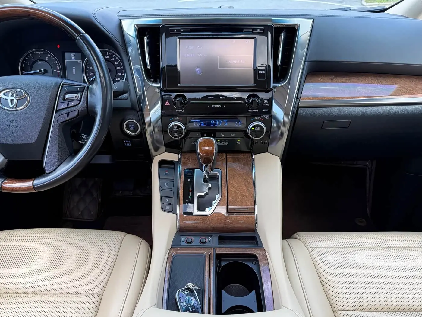 Toyota Alphard 2017 — Photo 5/12