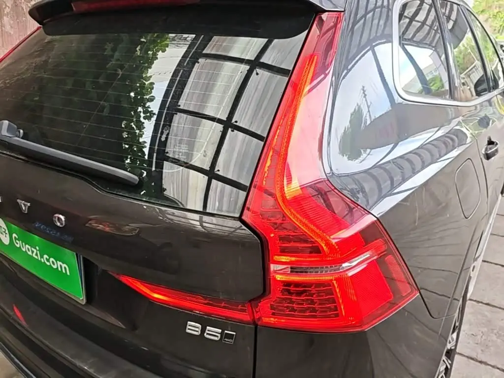Volvo XC60 2022 — Фото 8/20