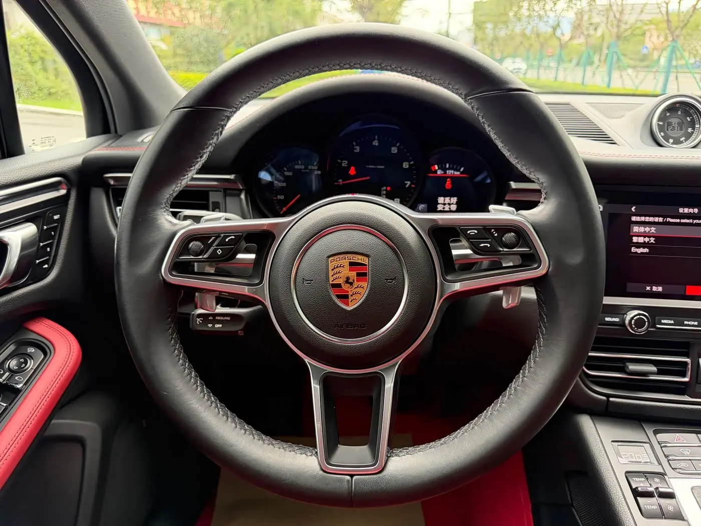 Porsche Macan 2020 — Фото 14/15