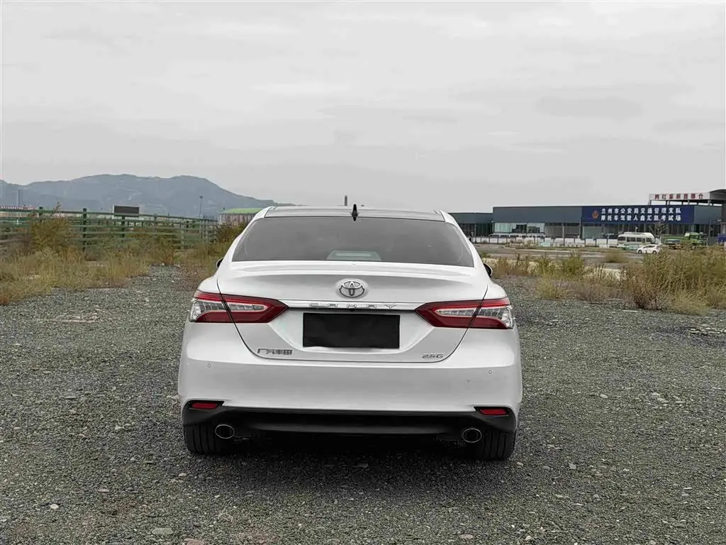 Toyota Camry 2022 — Фото 5/17