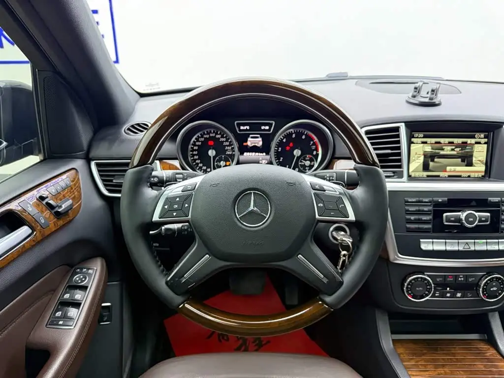 Mercedes-Benz M-Class 2014 — Photo 14/17