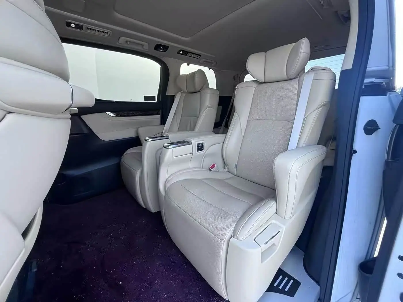 Toyota Alphard 2022 — Photo 8/9