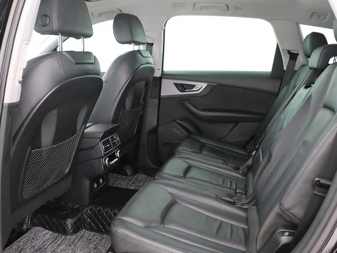 Audi Q7 2018 — Şəkil 10/16