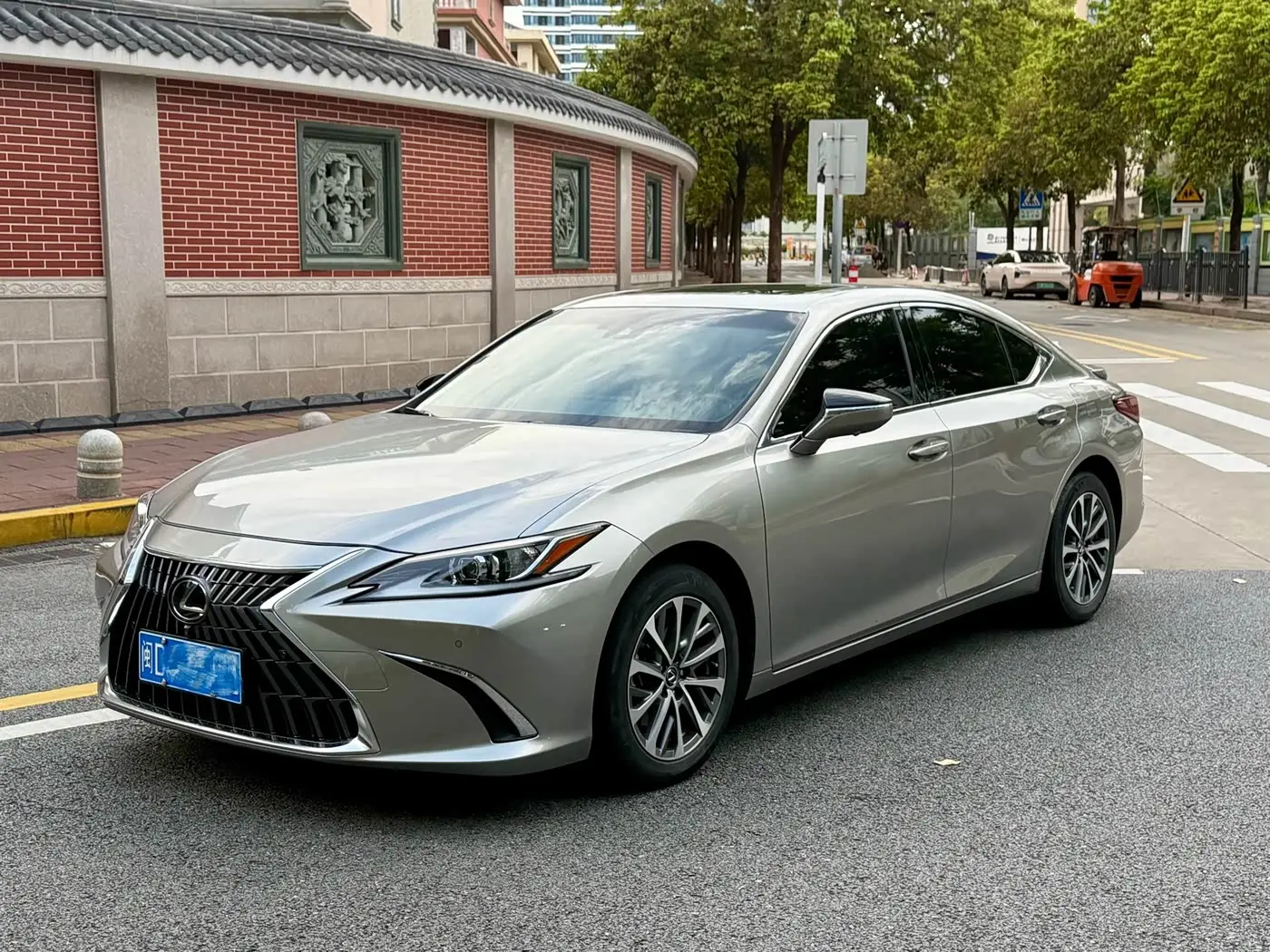 Lexus ES 2022 — Photo 1/12
