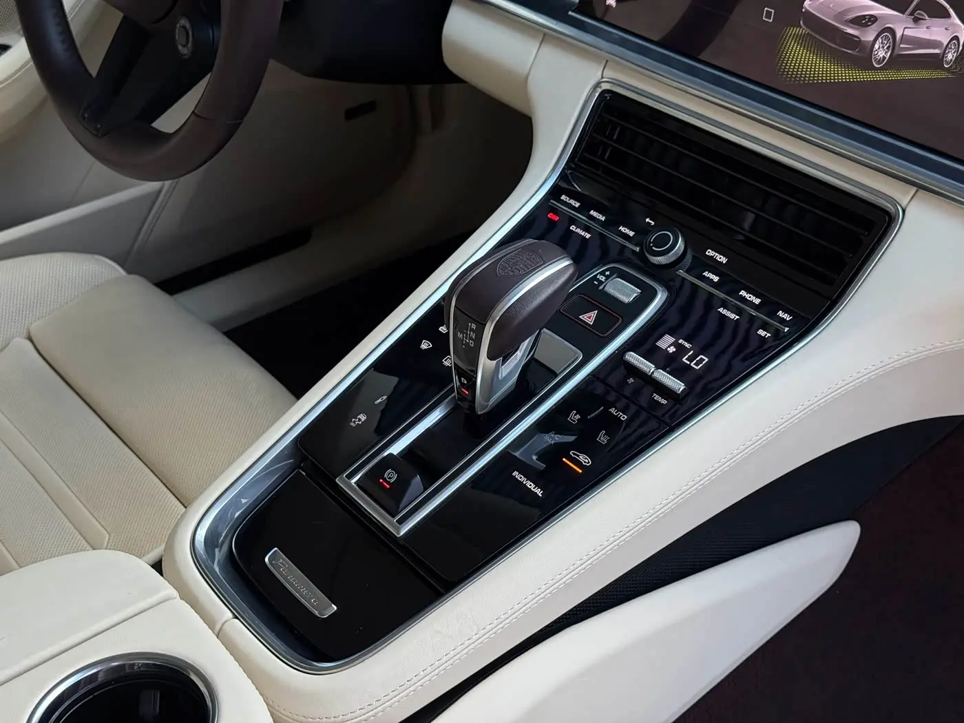 Porsche Panamera New Energy 2023 — Фото 13/20