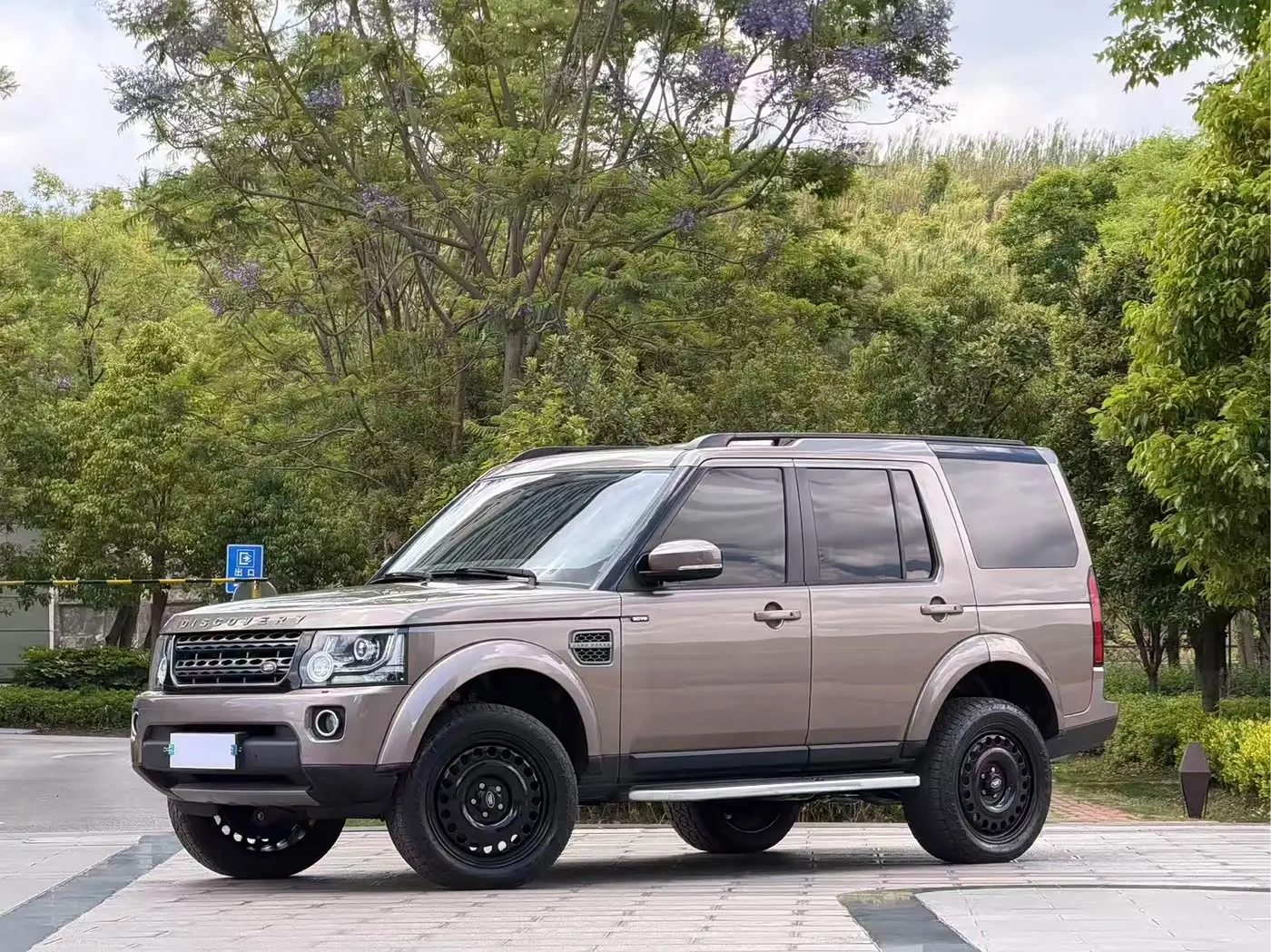 Land Rover Discovery 2016 — Photo 1/19