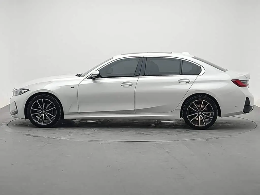 BMW 3 Series 2025 — Photo 2/14