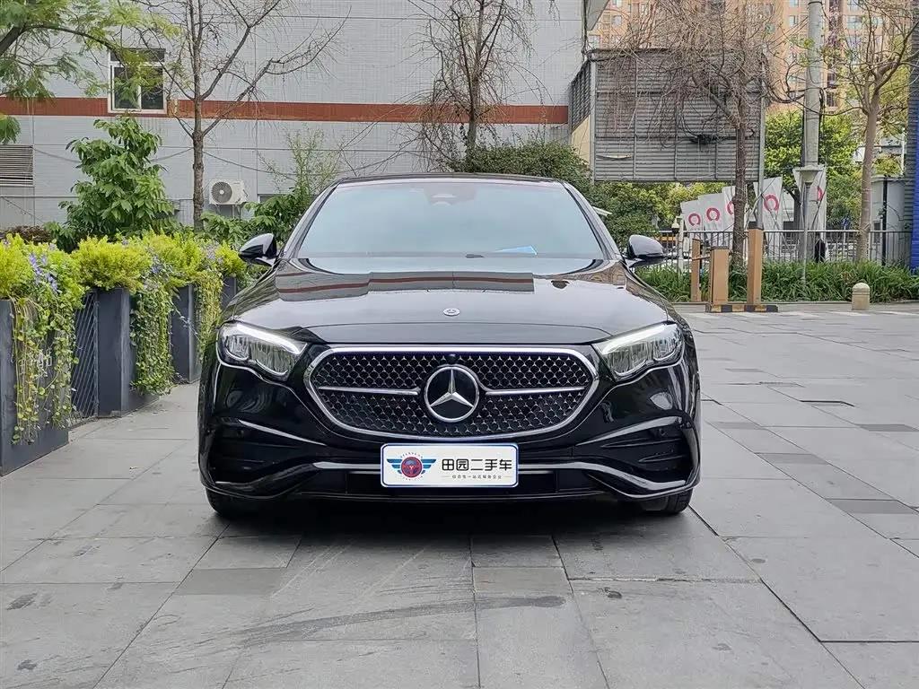 Mercedes-Benz E-Class 2025 — Photo 2/10