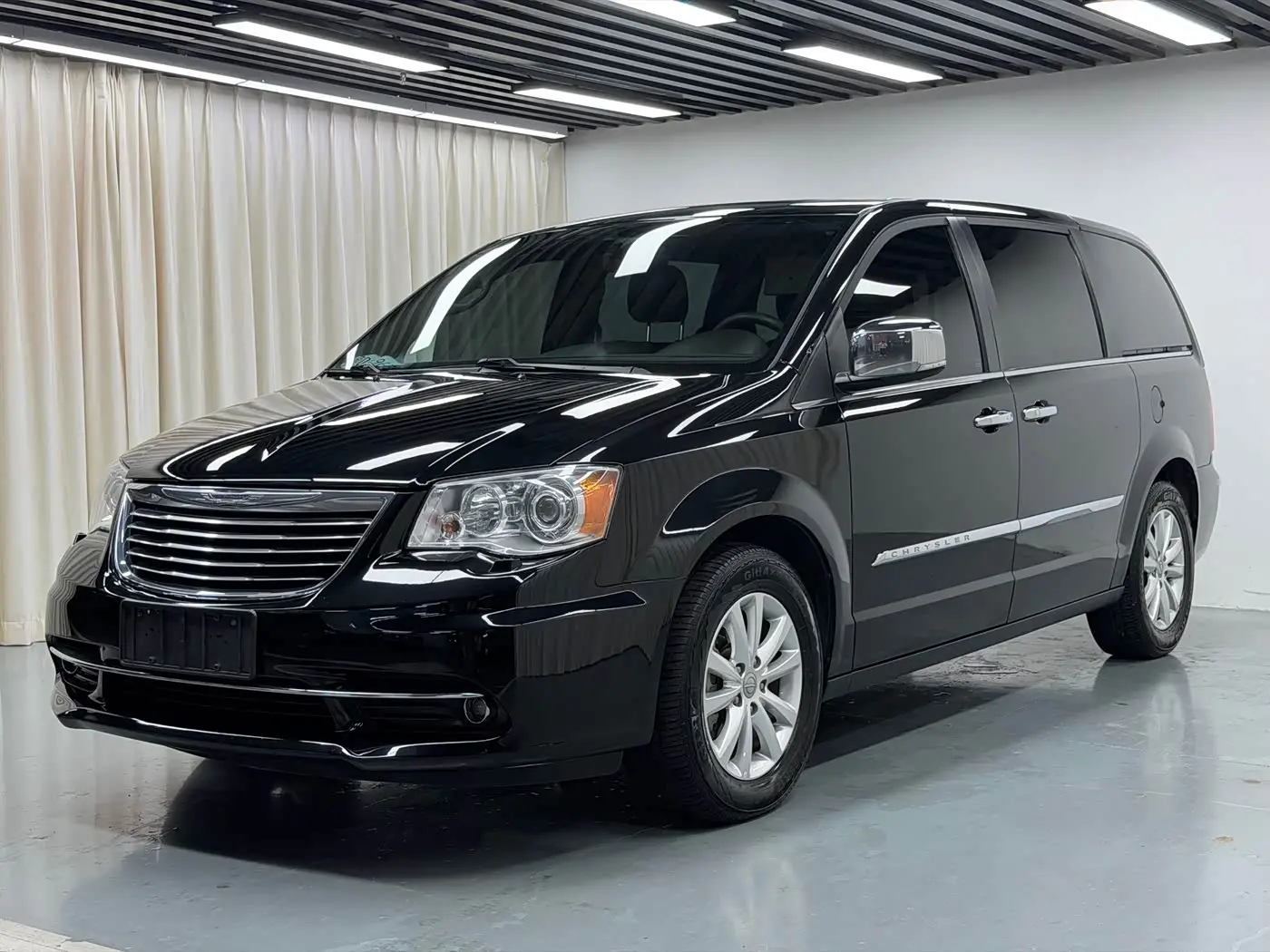 Chrysler Grand Voyager 2018 — Фото 1/20