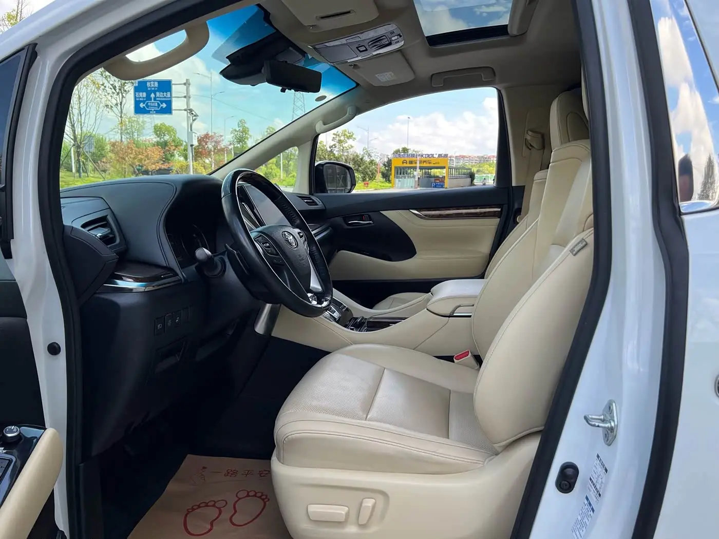Toyota Alphard 2023 — Photo 7/9