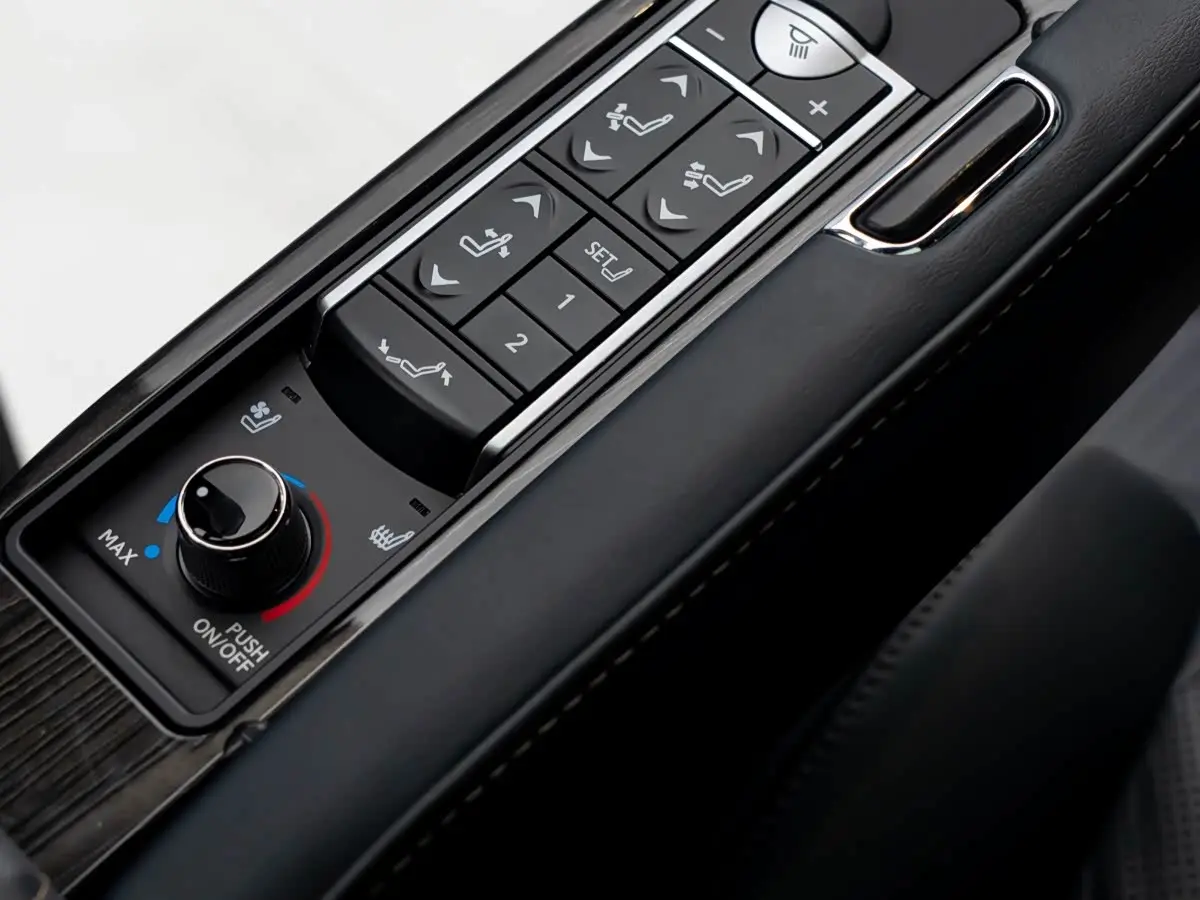 Lexus LM 2021 — Photo 13/19