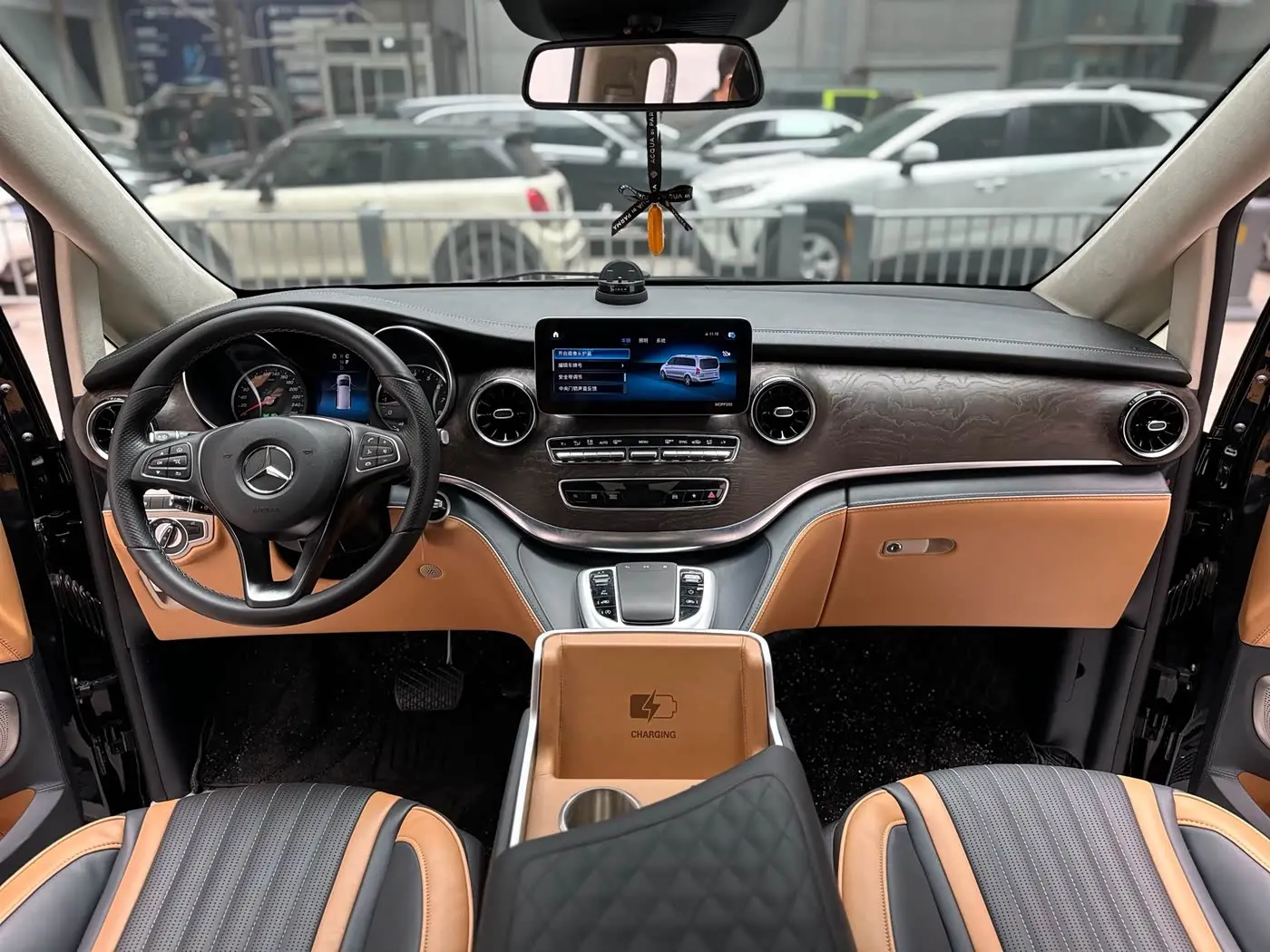 Mercedes-Benz V-Class 2023 — Şəkil 10/18