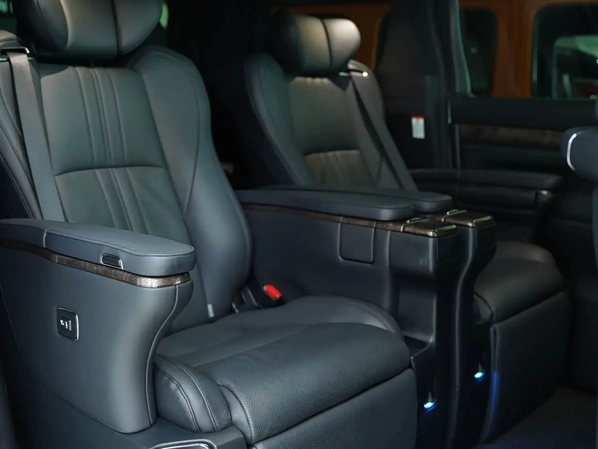 Toyota Alphard 2021 — Photo 16/19