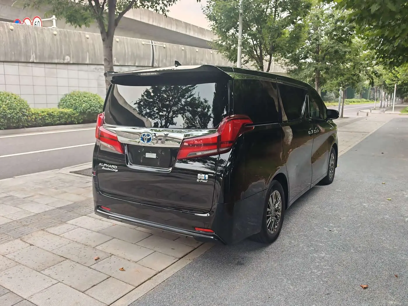 Toyota Alphard 2022 — Photo 7/8