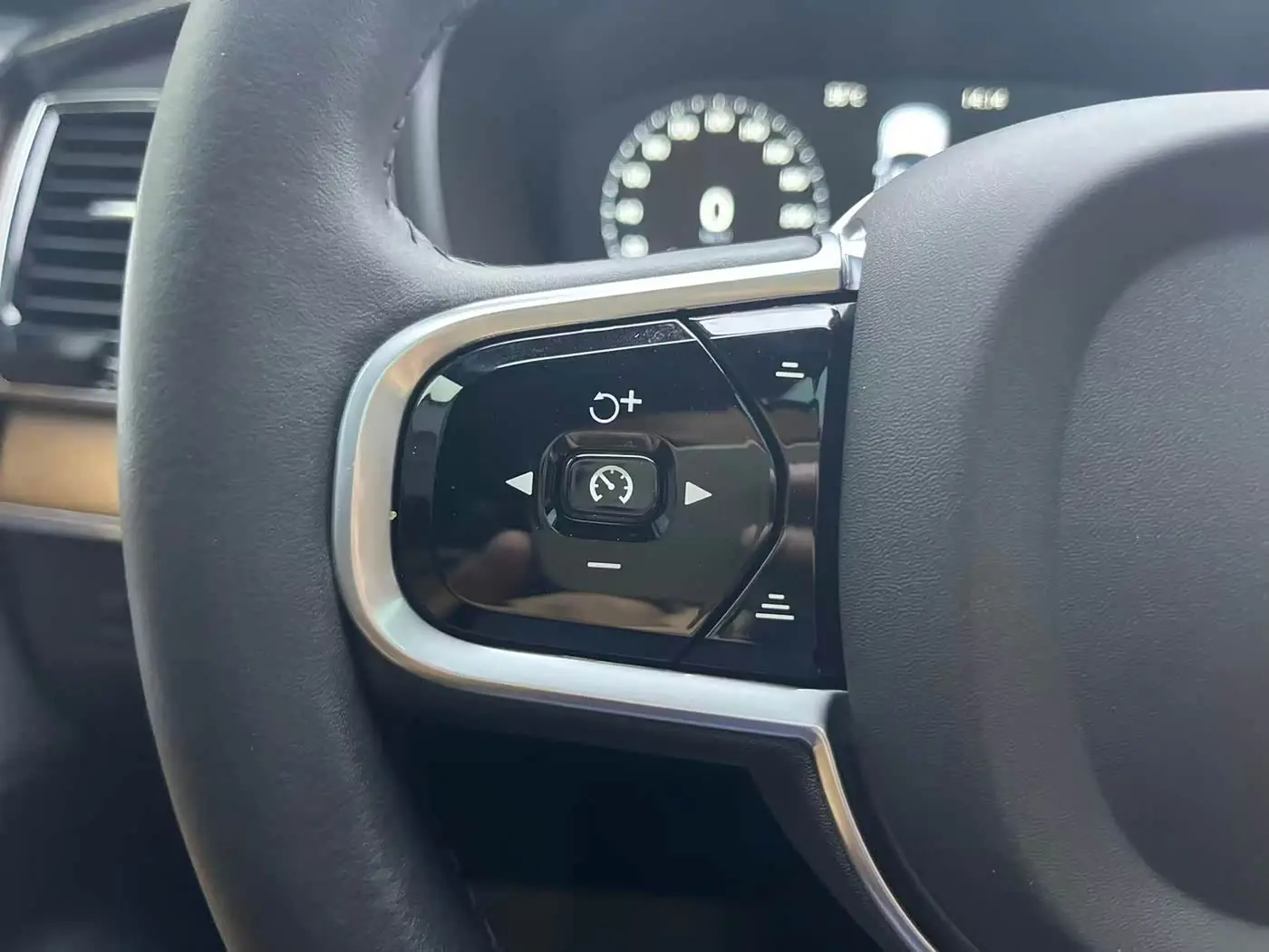 Volvo XC90 2017 — Photo 15/20