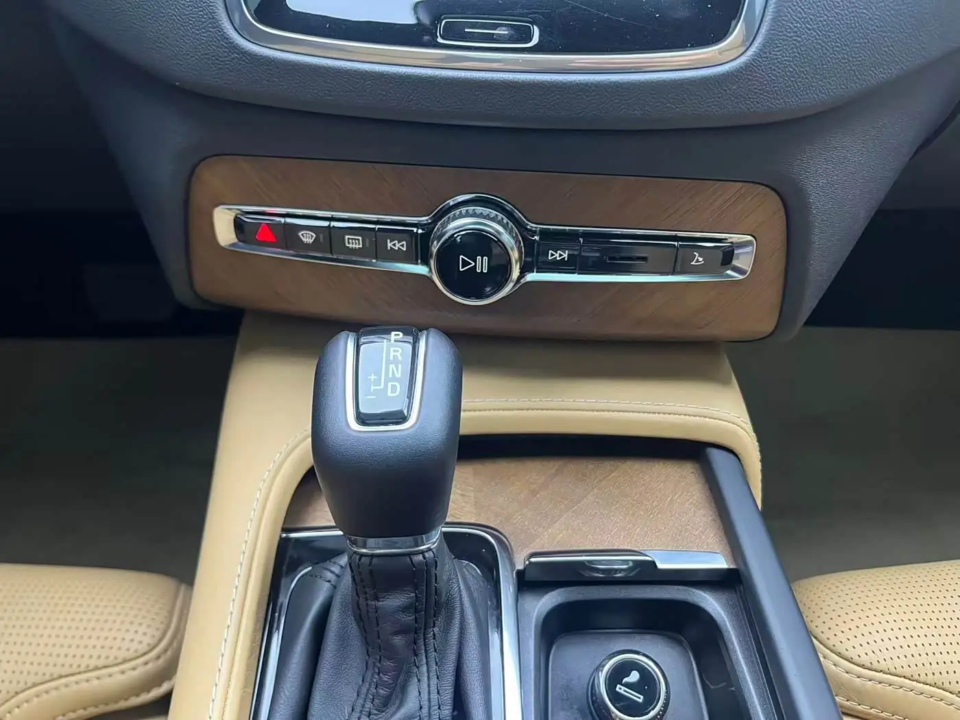 Volvo XC90 2017 — Photo 17/20