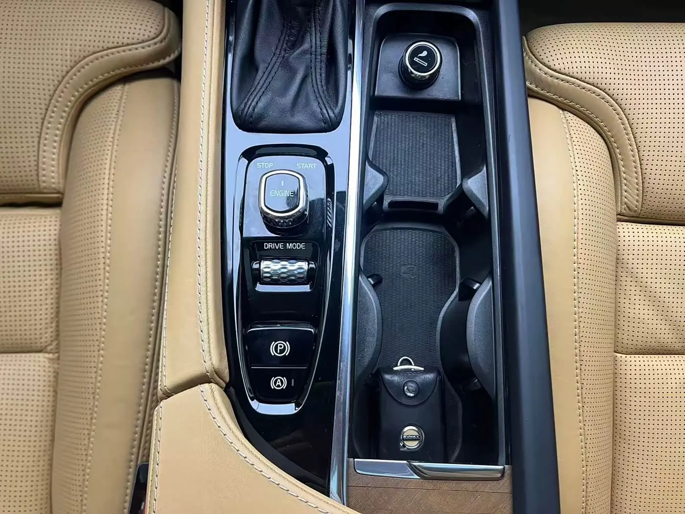 Volvo XC90 2017 — Photo 16/20