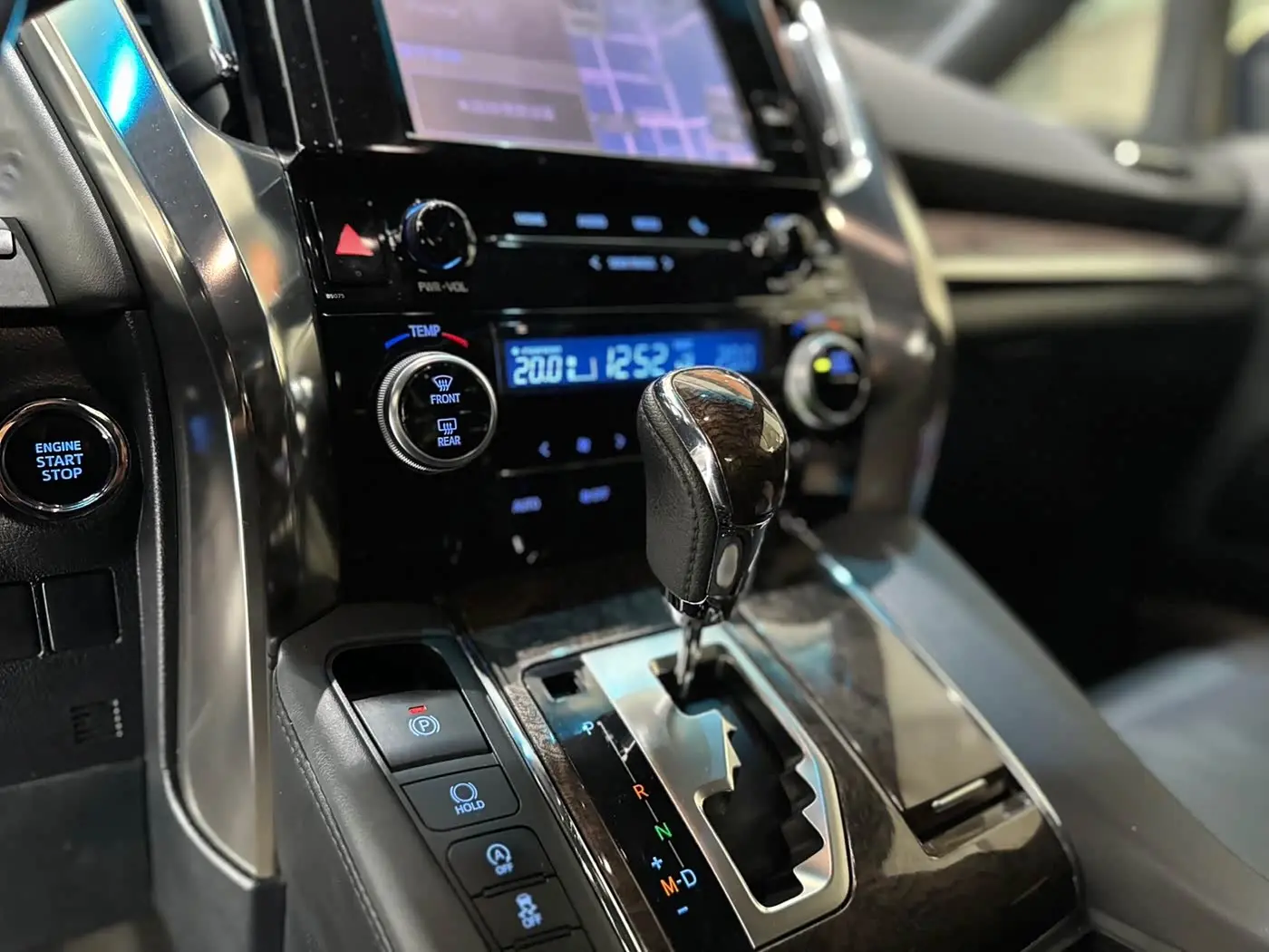 Toyota Alphard 2018 — Photo 6/13