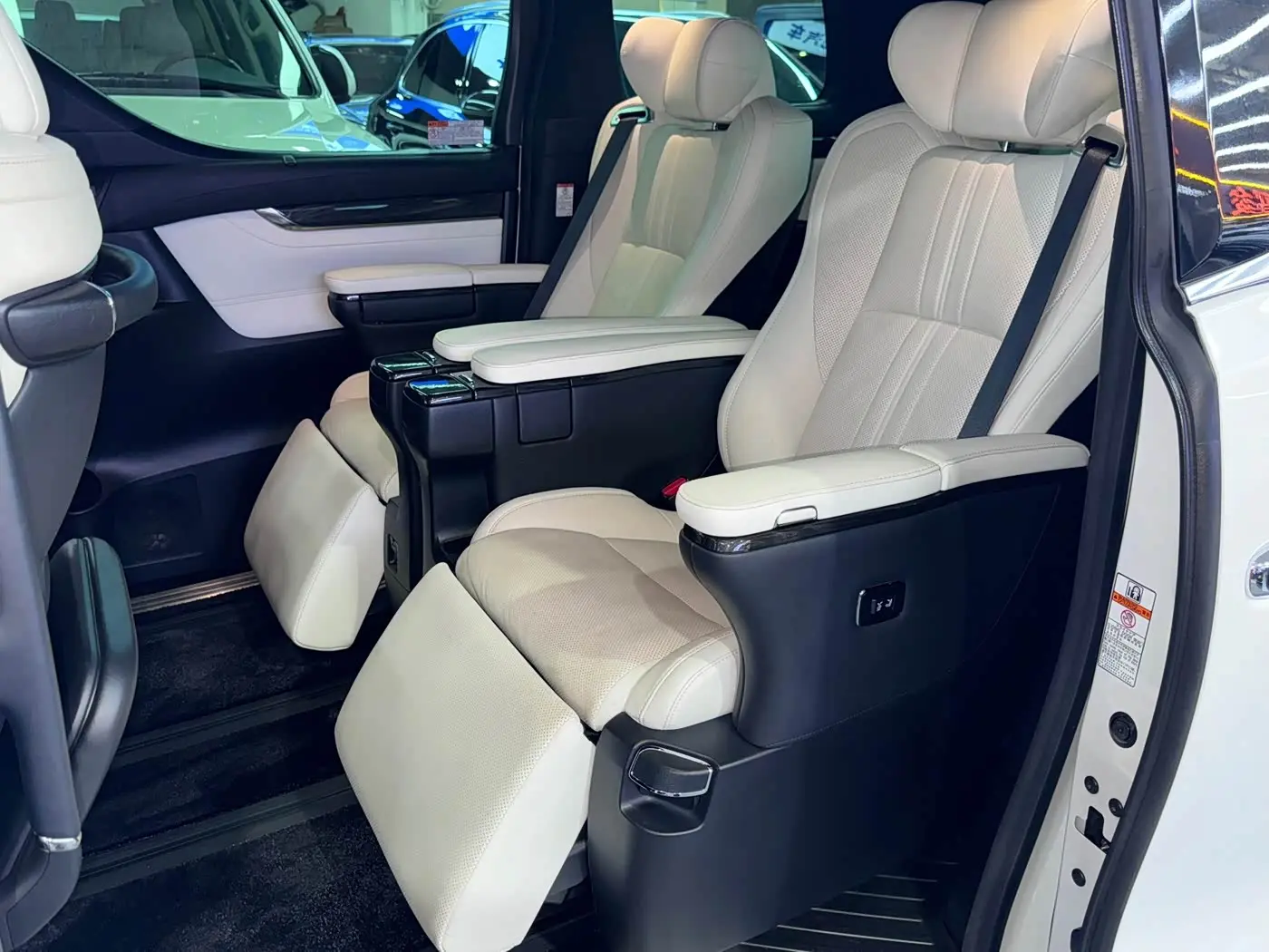 Lexus LM 2020 — Photo 12/13