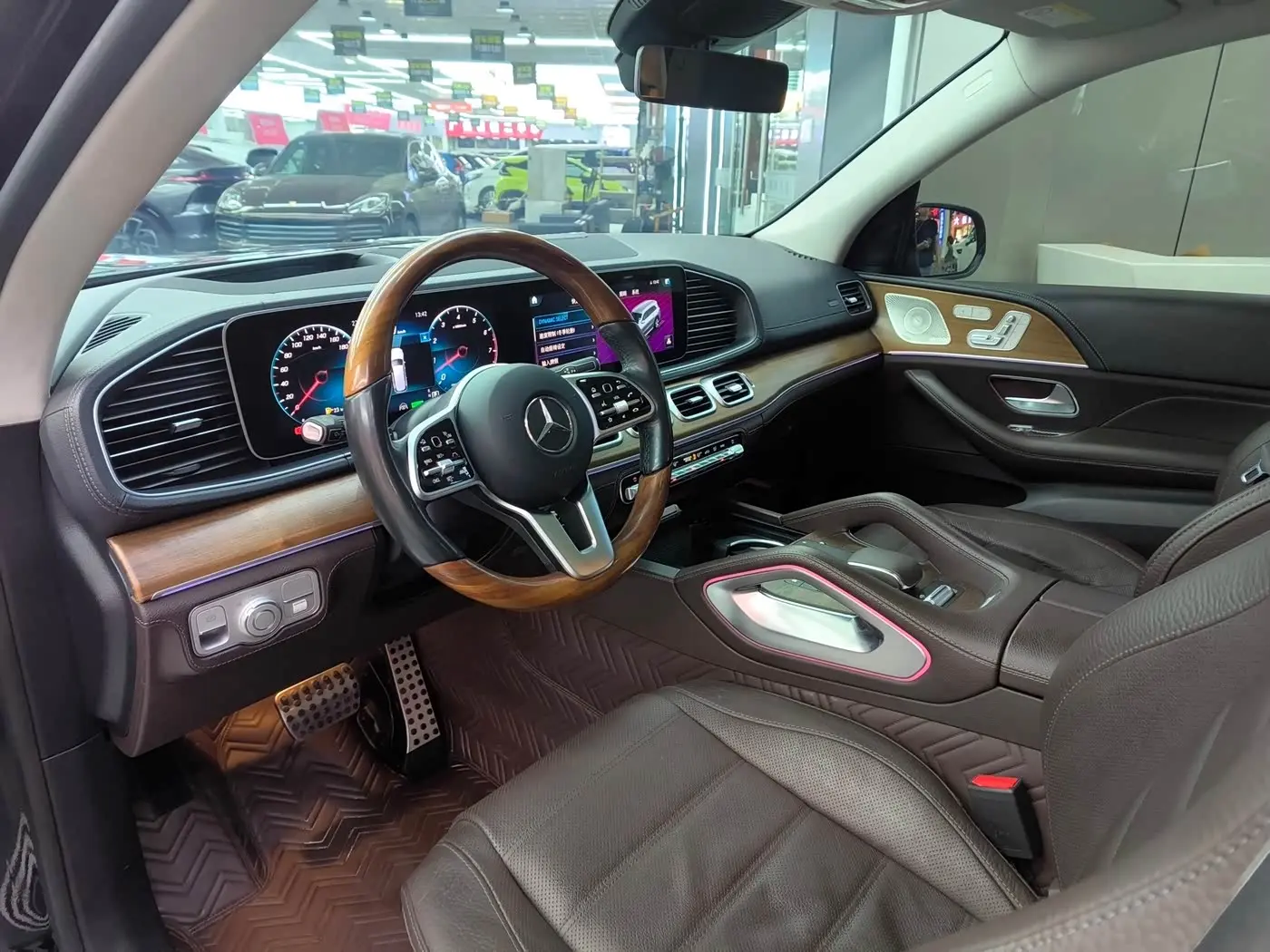 Mercedes-Benz GLS 2021 — Photo 14/20