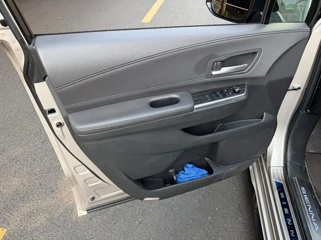 Toyota Sienna 2022 — Photo 6/14